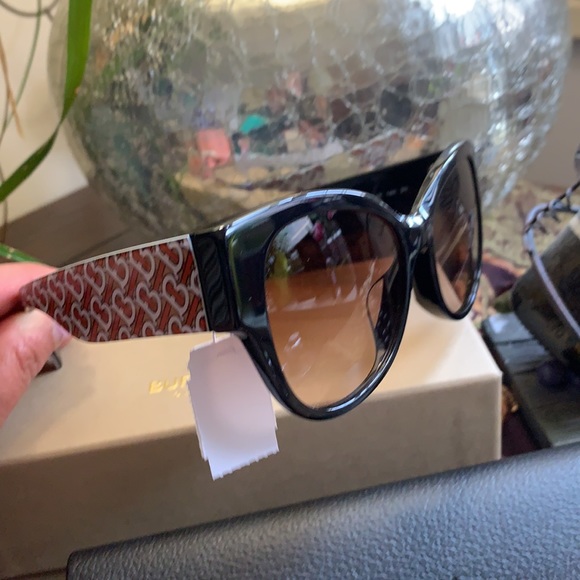 Authentic BURBERRY 54 Butterfly acetate sunglasses - Picture 4 of 15